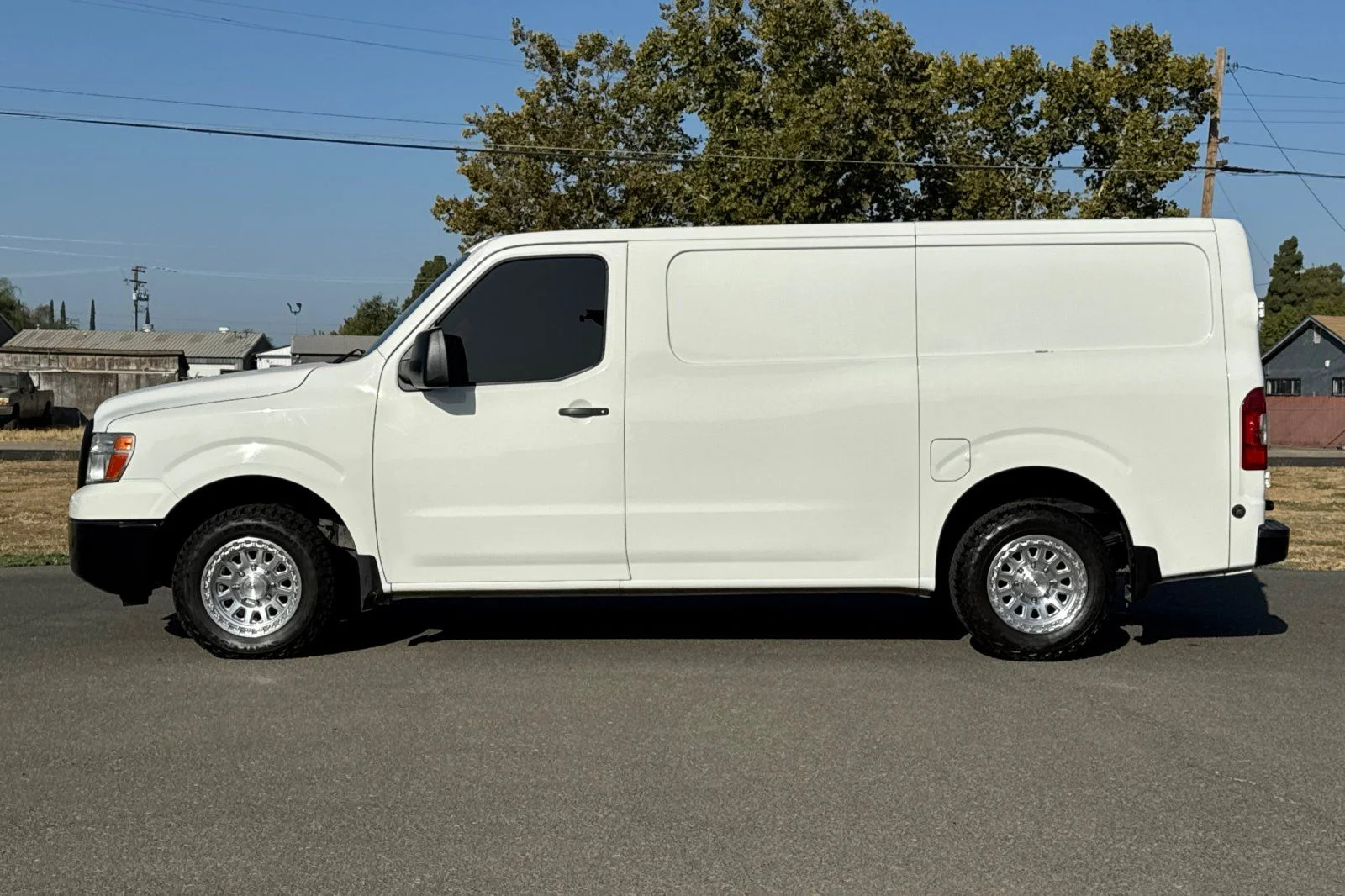 Used 2020 Glacier White Nissan S image 8