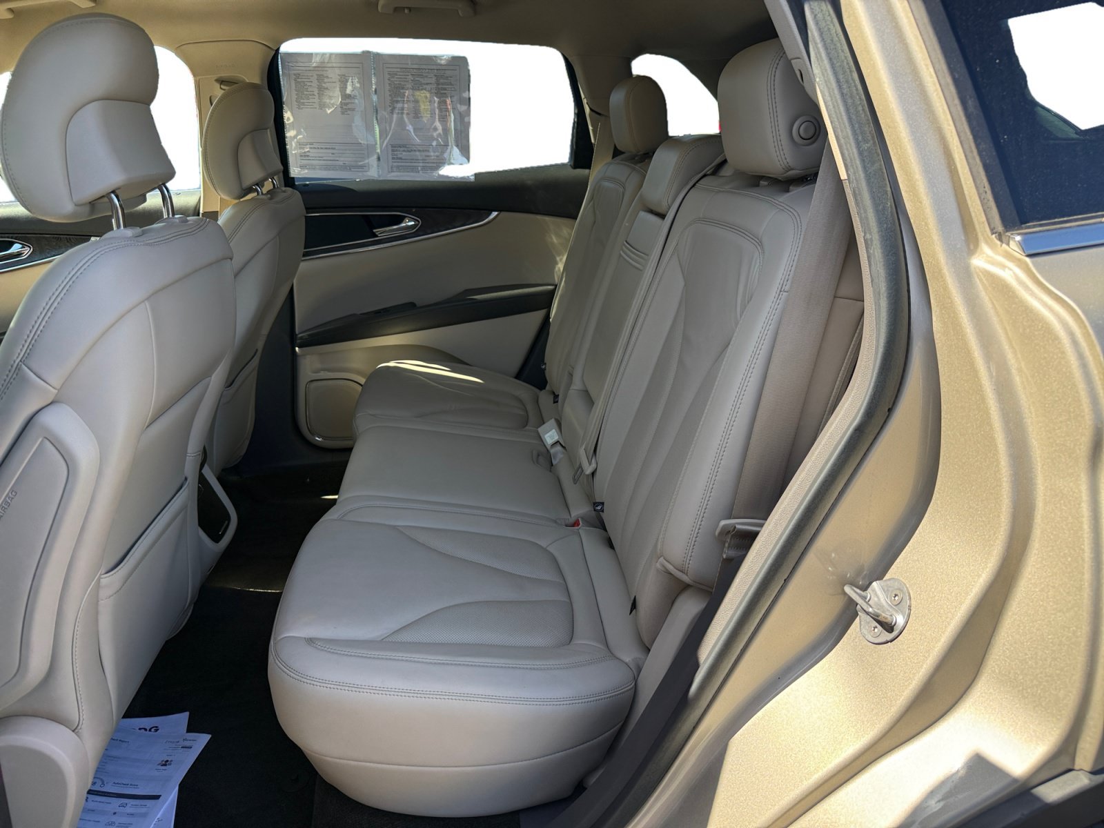 Used 2017 White Gold Metallic Lincoln Select image 16
