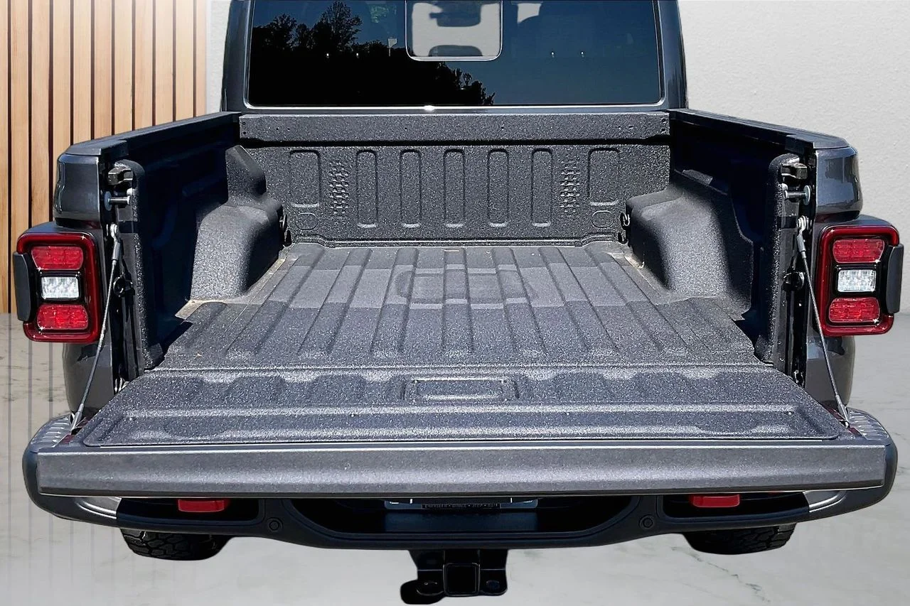 New 2026 Granite Crystal Metallic Clear-Coat Exterior Paint Jeep Rubicon X image 23
