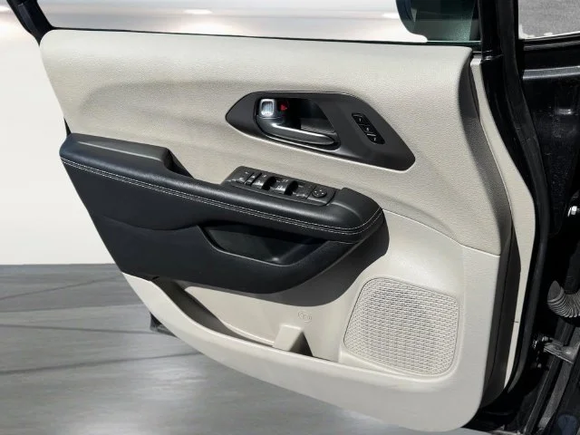 Used 2023 Black Chrysler Touring L image 23