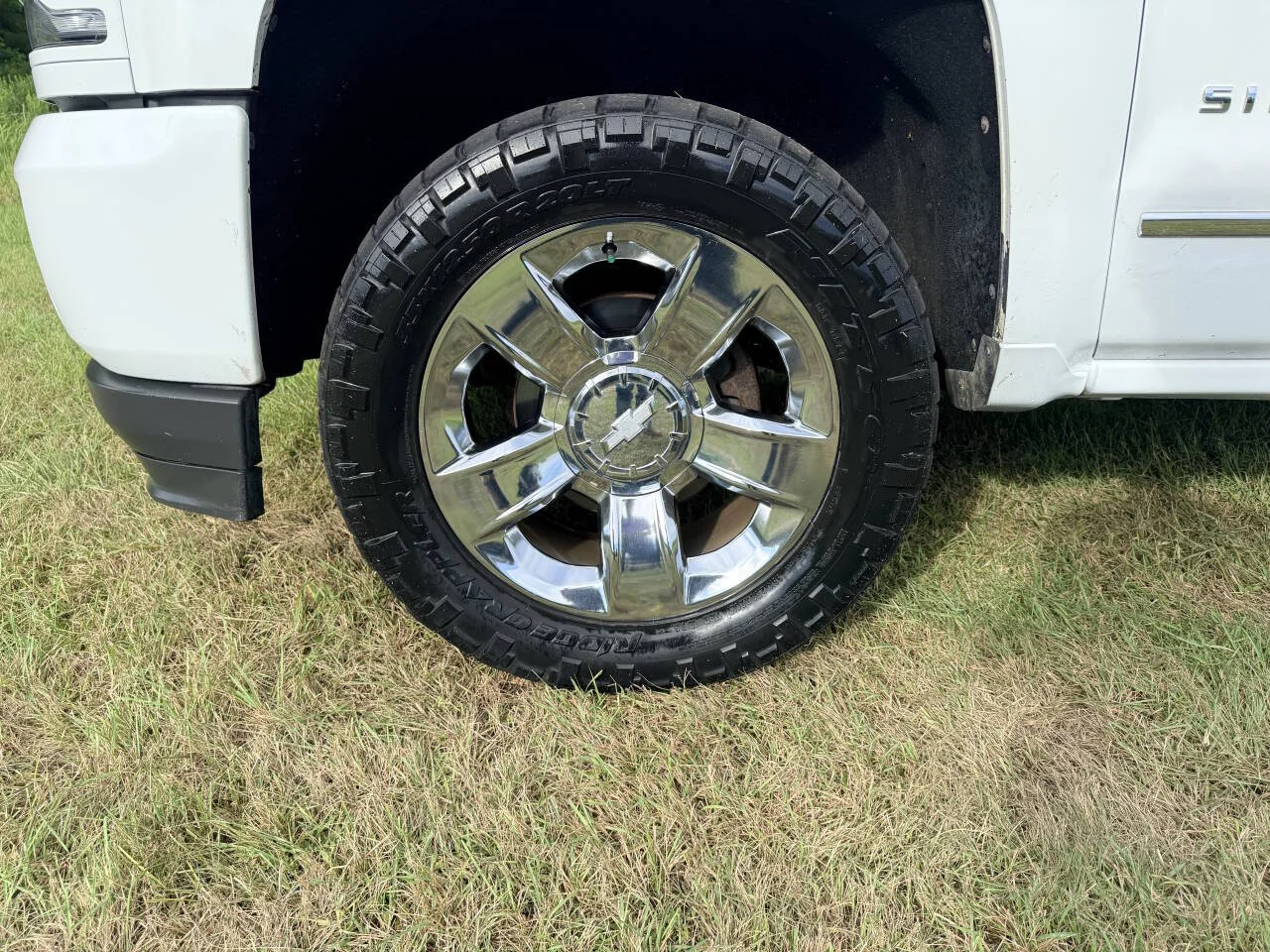 Used 2017 White Chevrolet LTZ Z71 4x4 4dr Crew Cab 5.8 ft. SB image 9