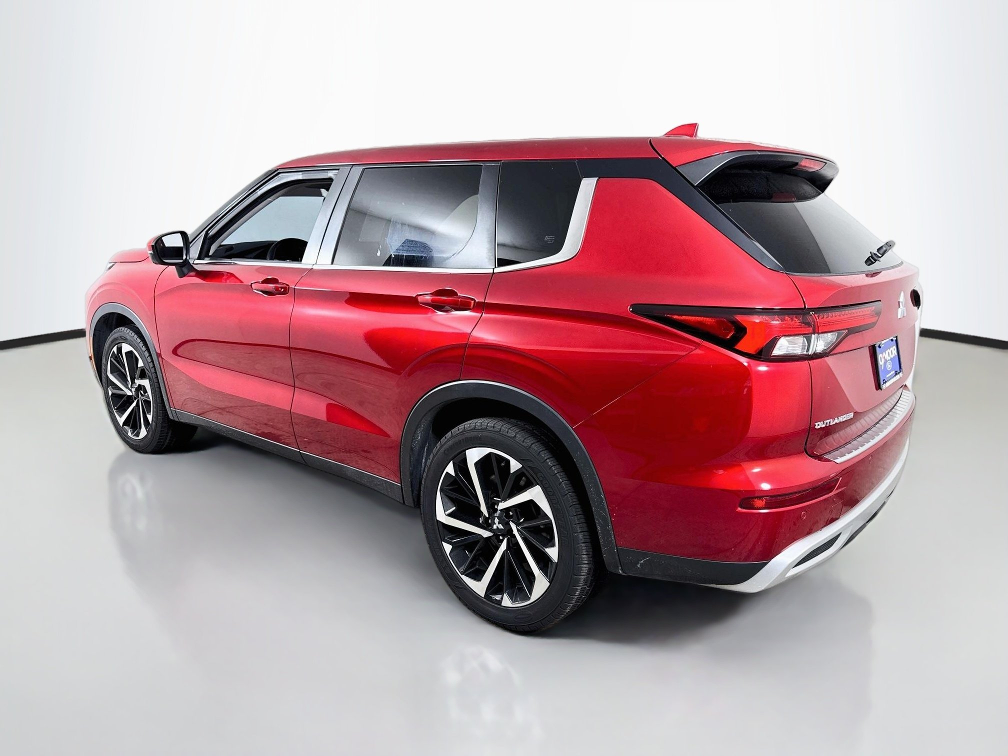 Used 2023 Red Diamond Mitsubishi SE image 5