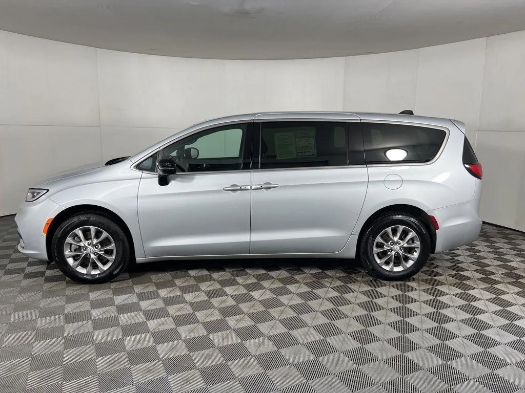 Used 2026 Silver Mist Clearcoat Chrysler Select image 6