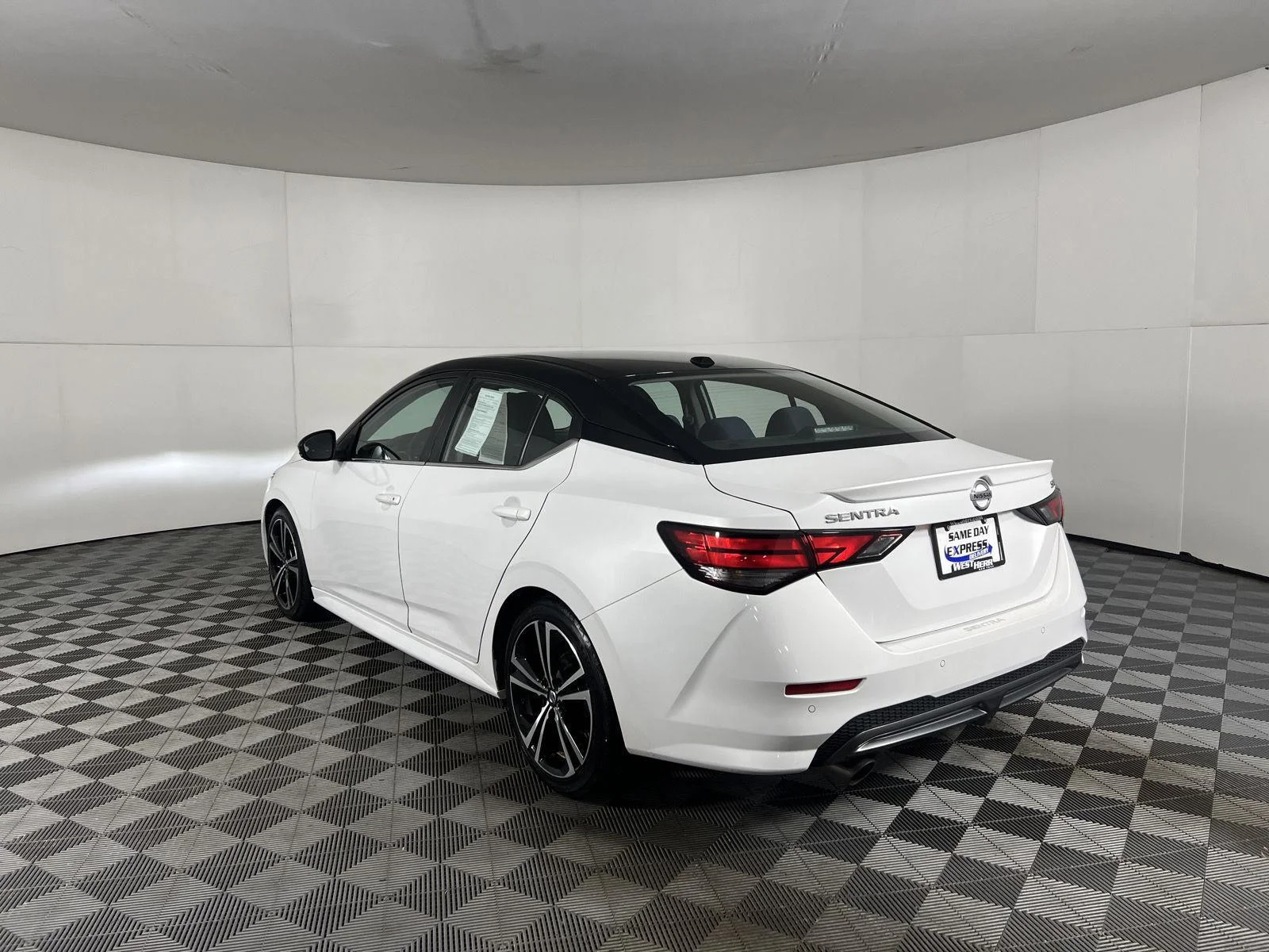 Used 2021 Aspen White/Super Black Nissan SR image 18