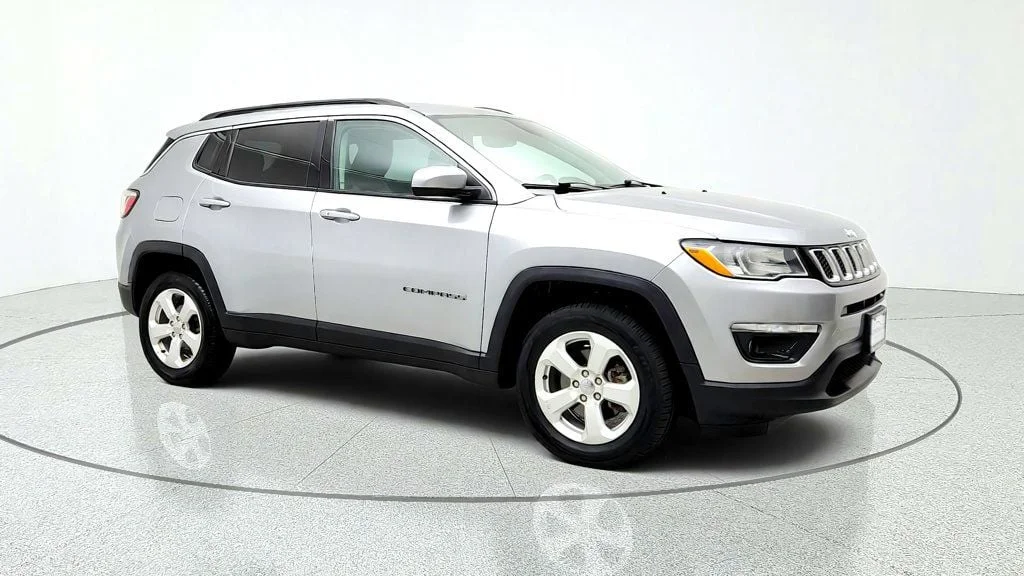 Used 2018 Billet Silver Metallic Clearcoat Jeep Latitude 4x4 image 3