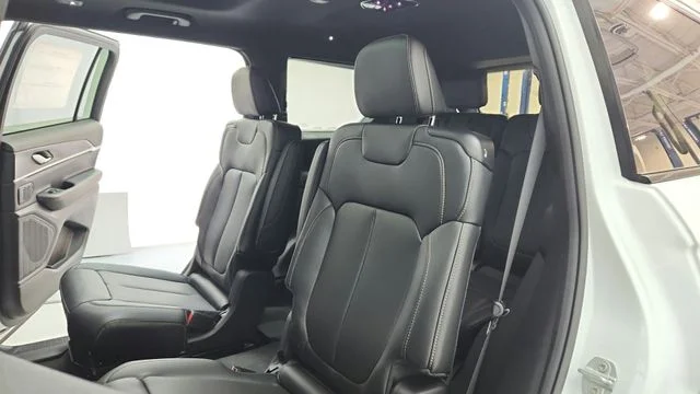 New 2026 Bright White Clear-Coat Exterior Paint Jeep  image 19