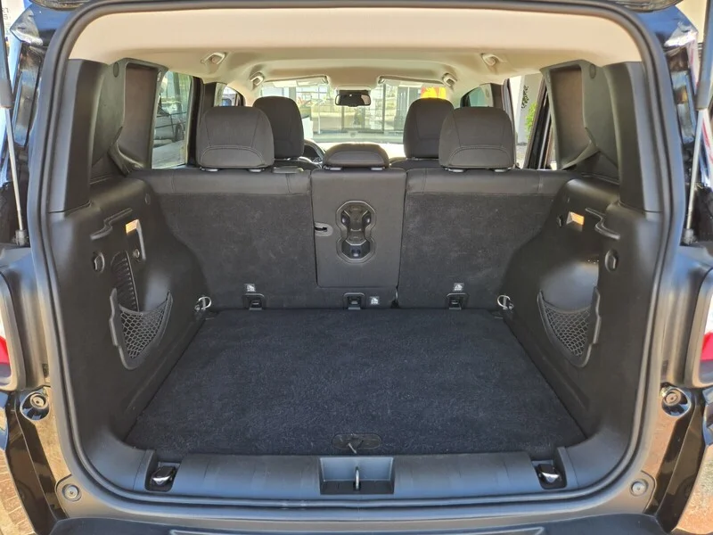 Used 2016 Black Jeep Latitude image 10