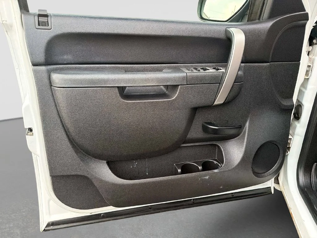 Used 2013 White Chevrolet LT image 19
