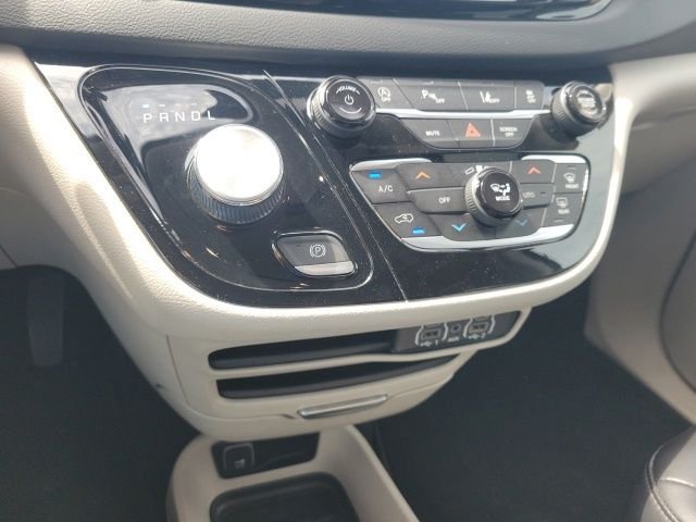 Used 2023 Black Chrysler Touring L image 5