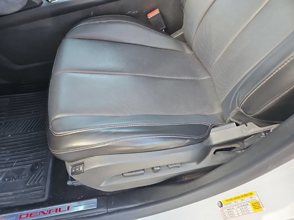 Used 2016 WHITE FROST TRICOAT GMC Denali image 12