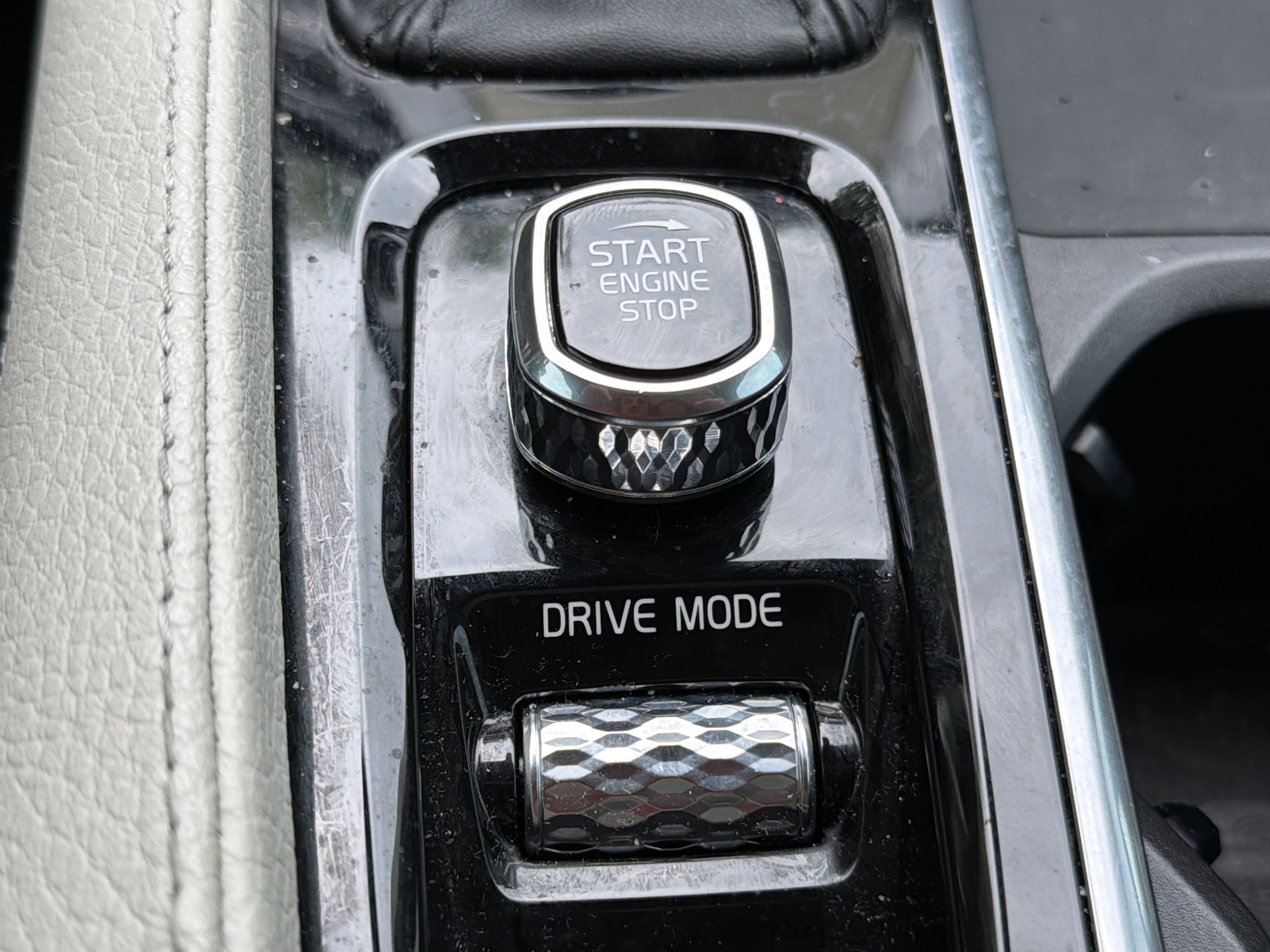 Used 2021 Onyx Black Metallic Volvo Momentum image 8