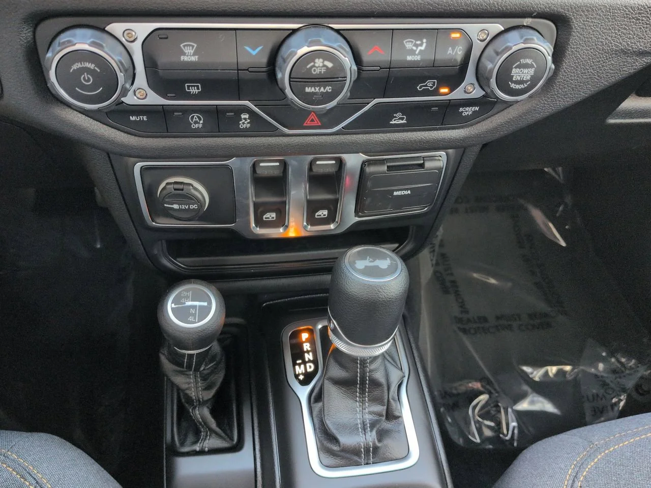 Certified Used 2025 Anvil Clear Coat Jeep Sport image 17
