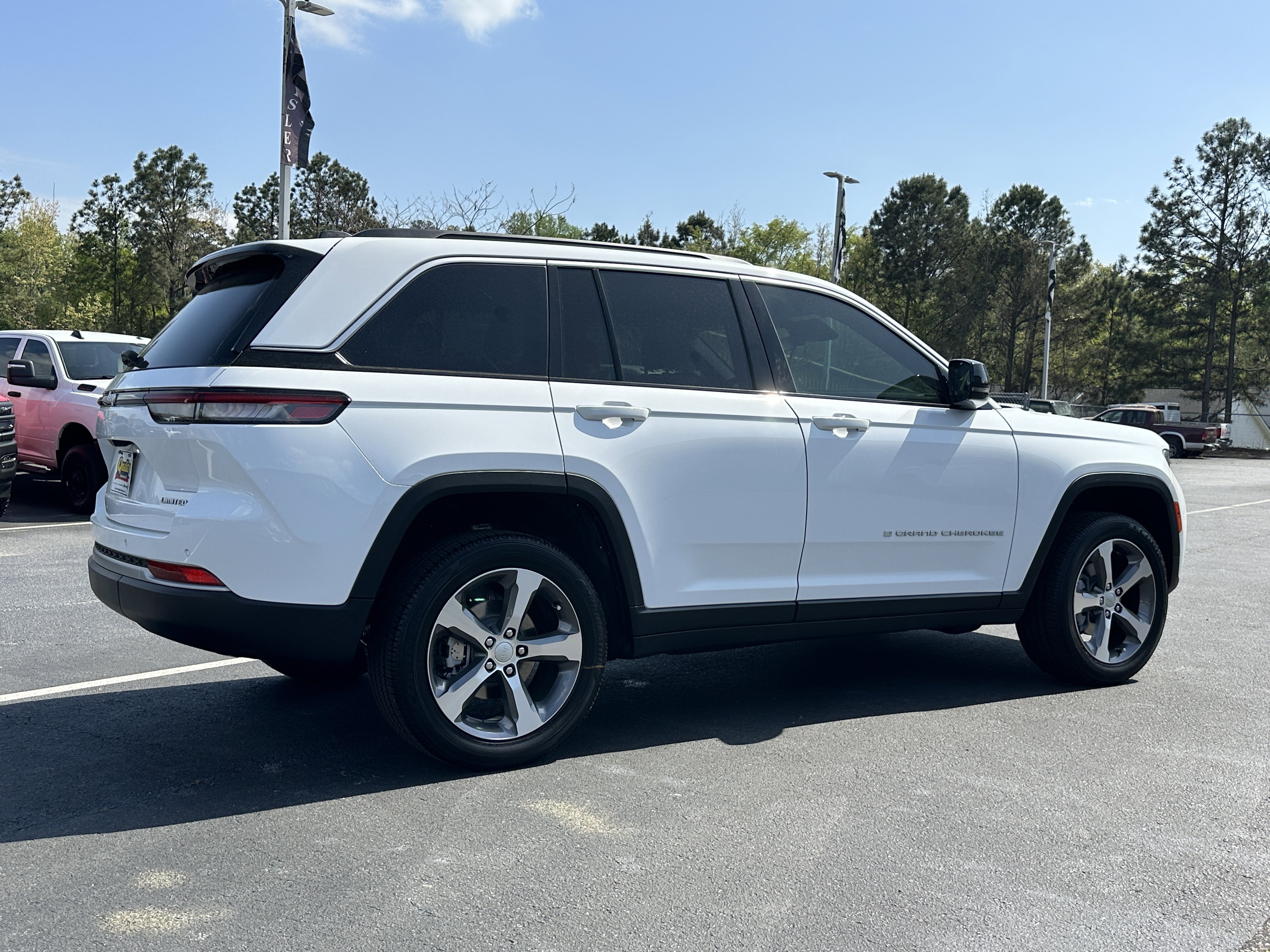 New 2026 Bright White Clear-Coat Exterior Paint Jeep Limited image 8