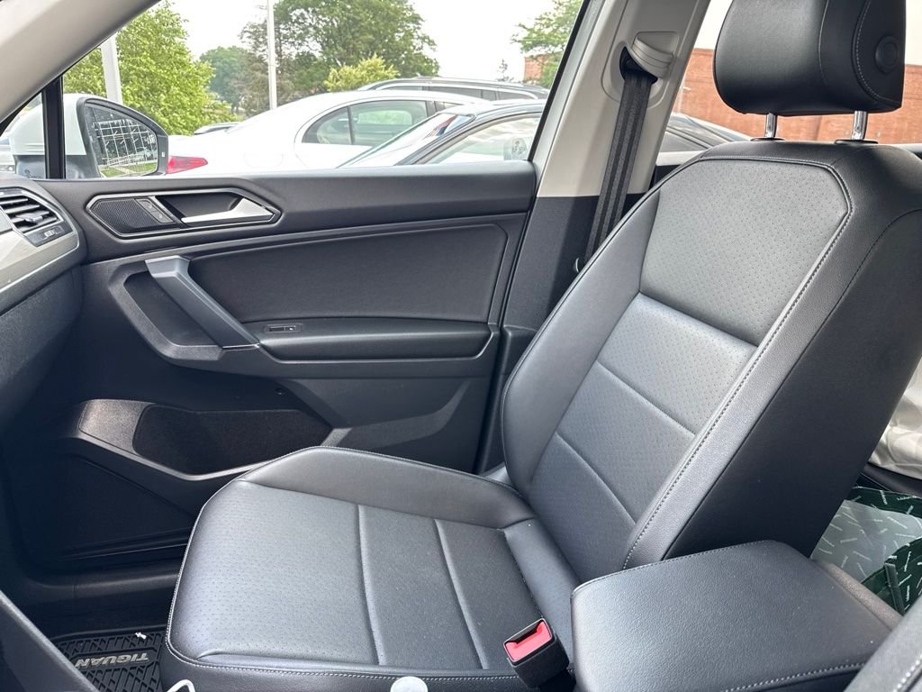 Used 2018 Pure White Volkswagen 2.0T SEL image 5