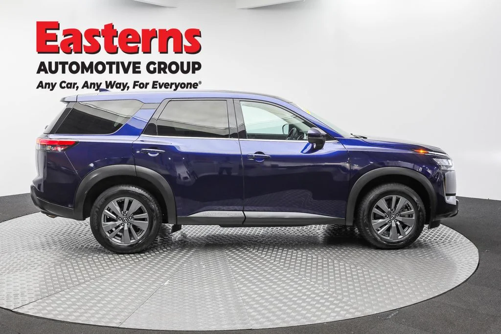 Used 2022 Blue Nissan S image 4