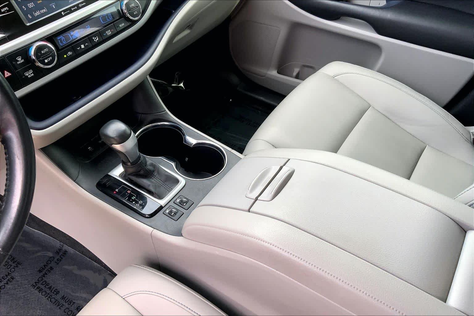 Used 2019 Blizzard Pearl Toyota XLE image 17