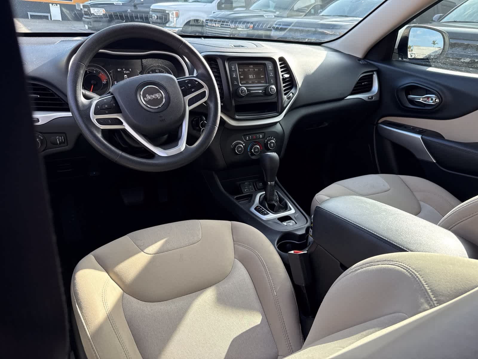 Used 2018 Bright White Clearcoat Jeep Latitude image 22
