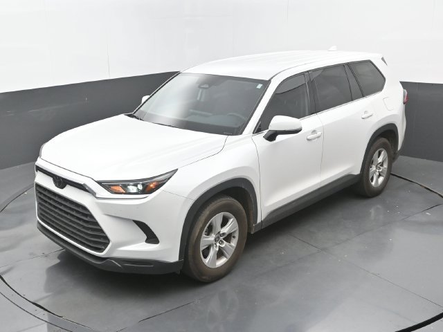 Used 2025 Wind Chill Pearl Toyota LE image 31