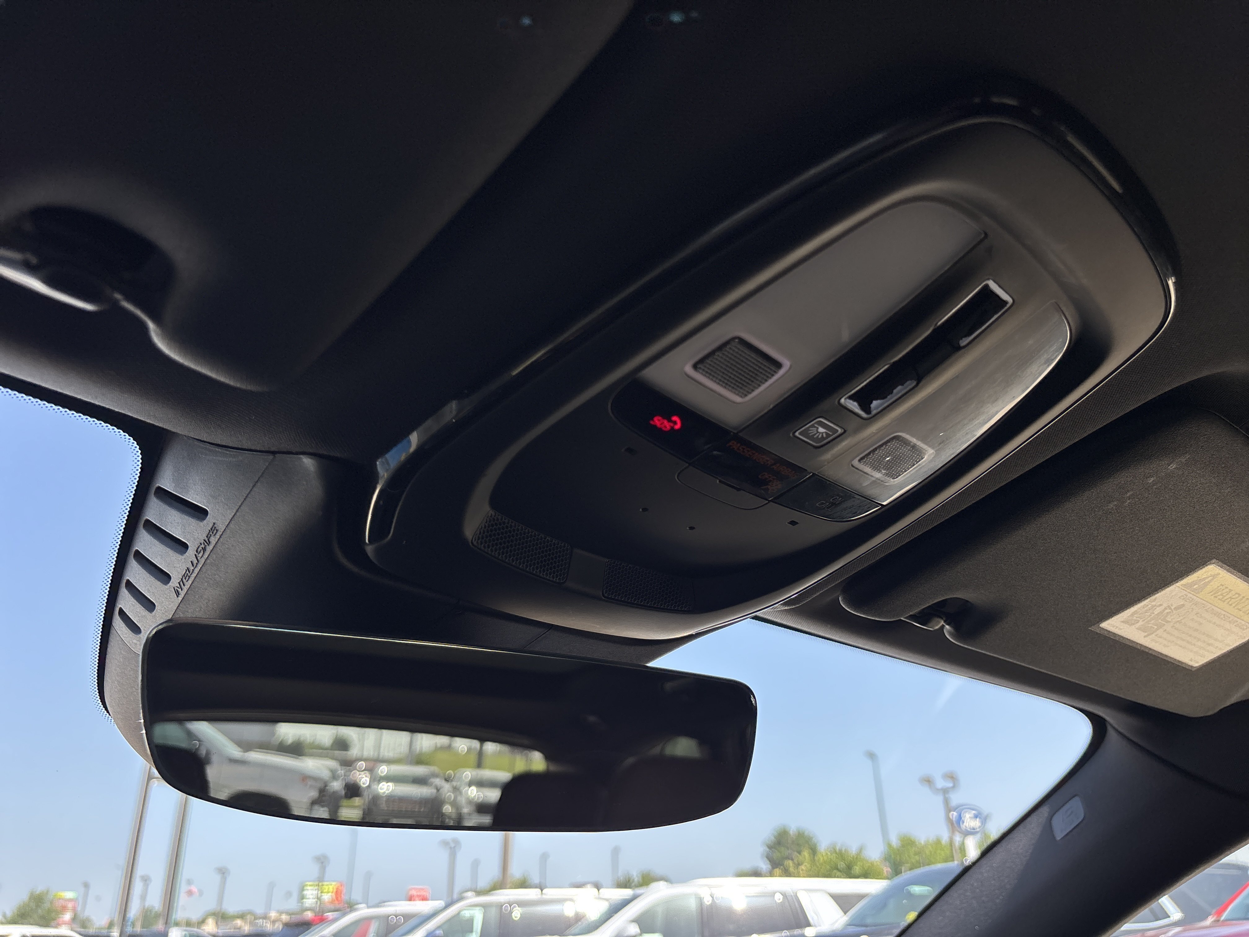 Used 2022 Onyx Black Metallic Volvo Momentum image 36