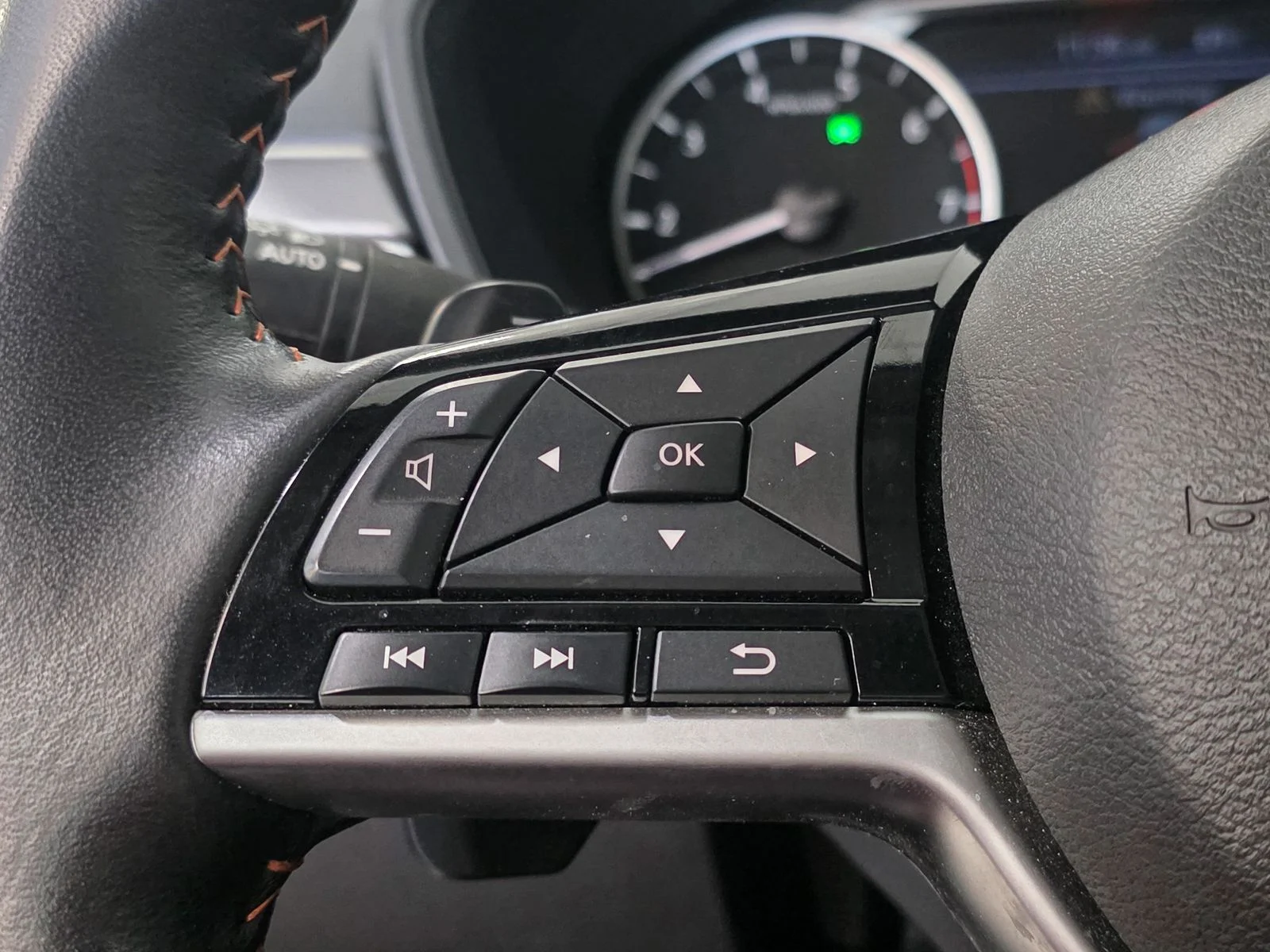 Used 2025 Black Nissan 2.5 SR image 33