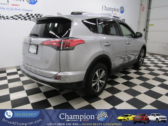 Used 2018 Silver Toyota XLE image 12
