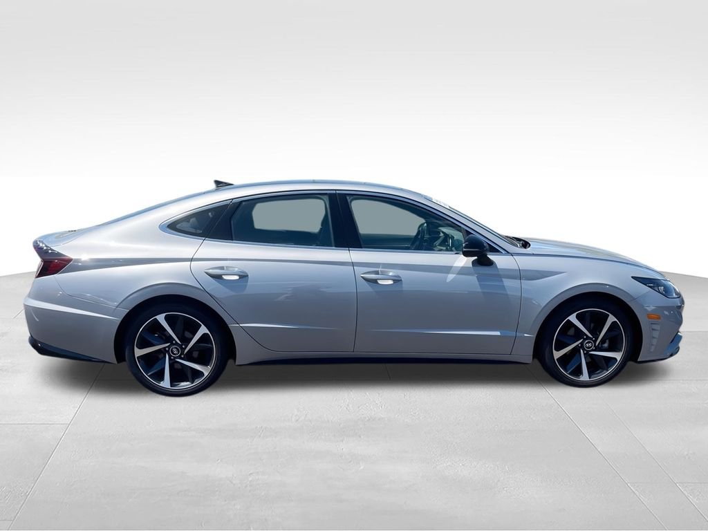 Used 2023 Silver Hyundai SEL Plus image 9