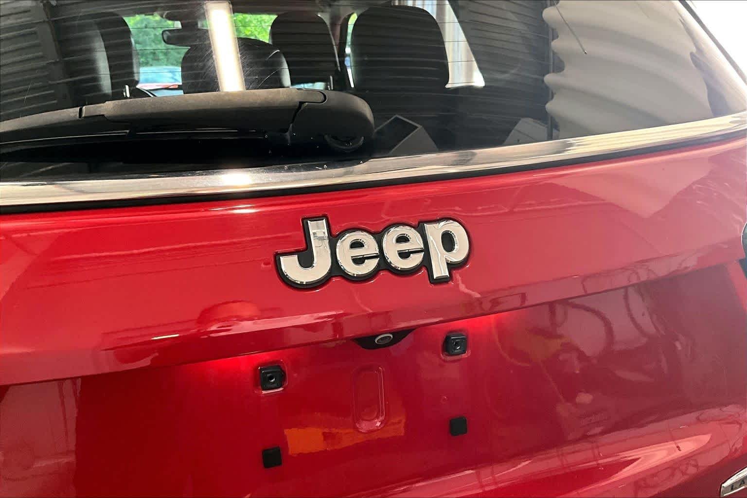 Used 2018 Redline Pearlcoat Jeep Latitude image 31