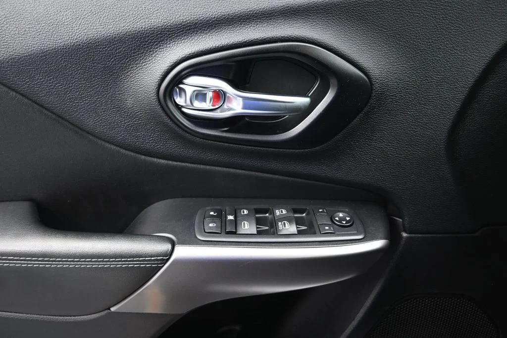 2021 Jeep Cherokee Latitude Lux - Photo 17