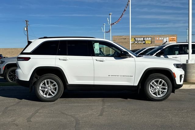 New 2025 Bright White Clear-Coat Exterior Paint Jeep Laredo X image 6