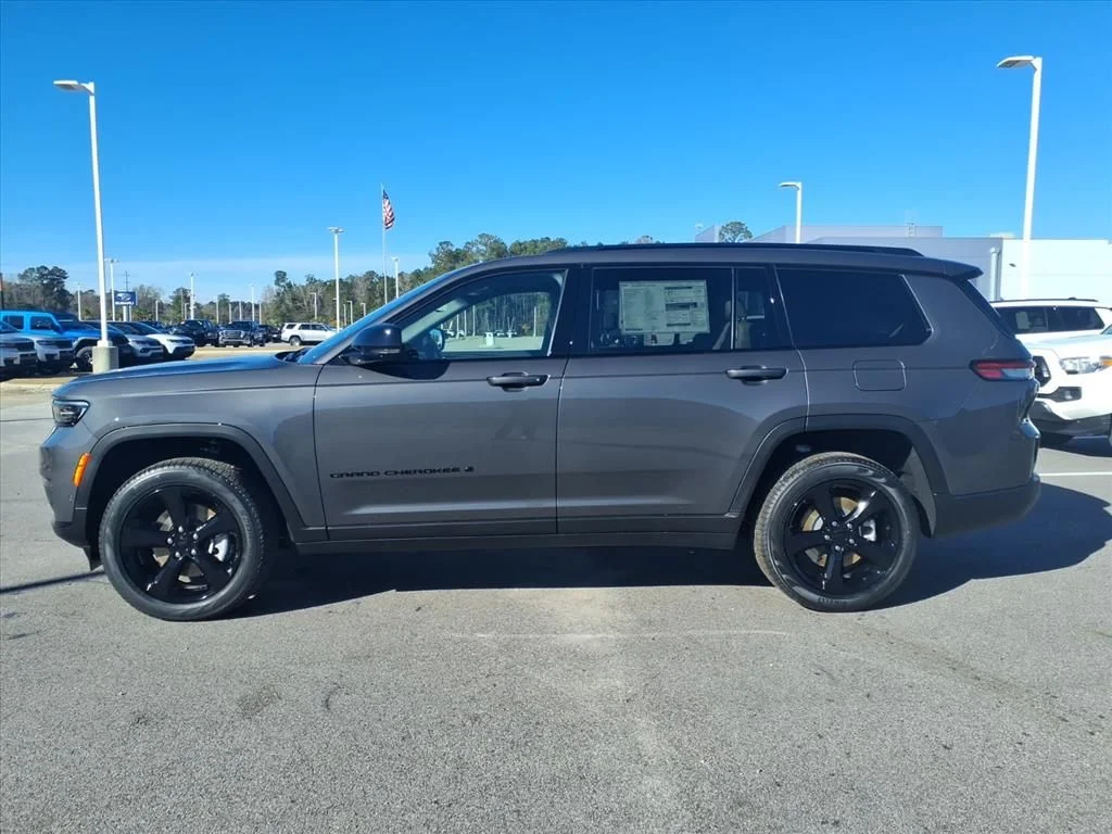 New 2025 Baltic Gray Metallic Clear-Coat Exterior Paint Jeep Limited image 3
