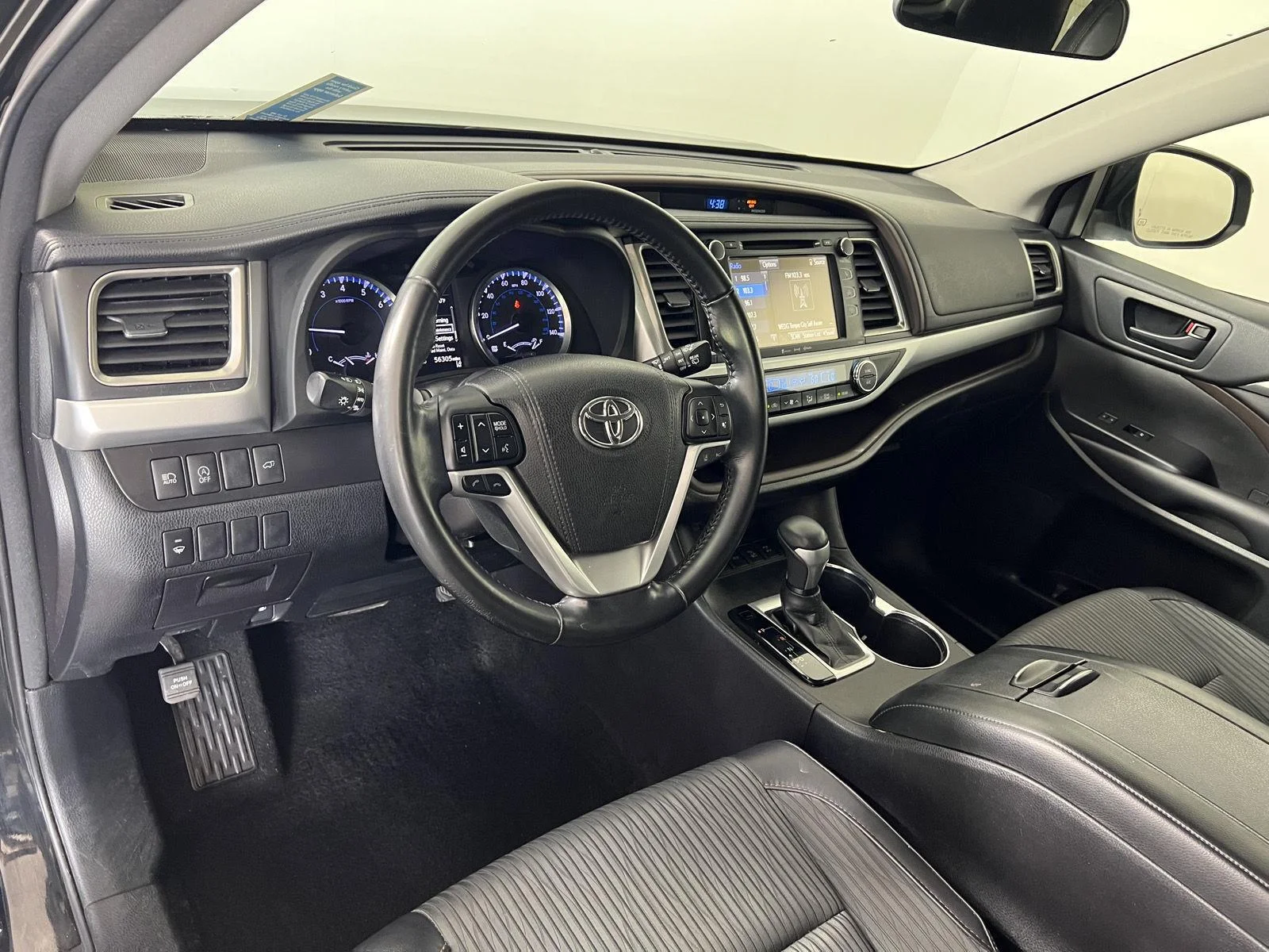 Used 2018 Bk Toyota LE image 4