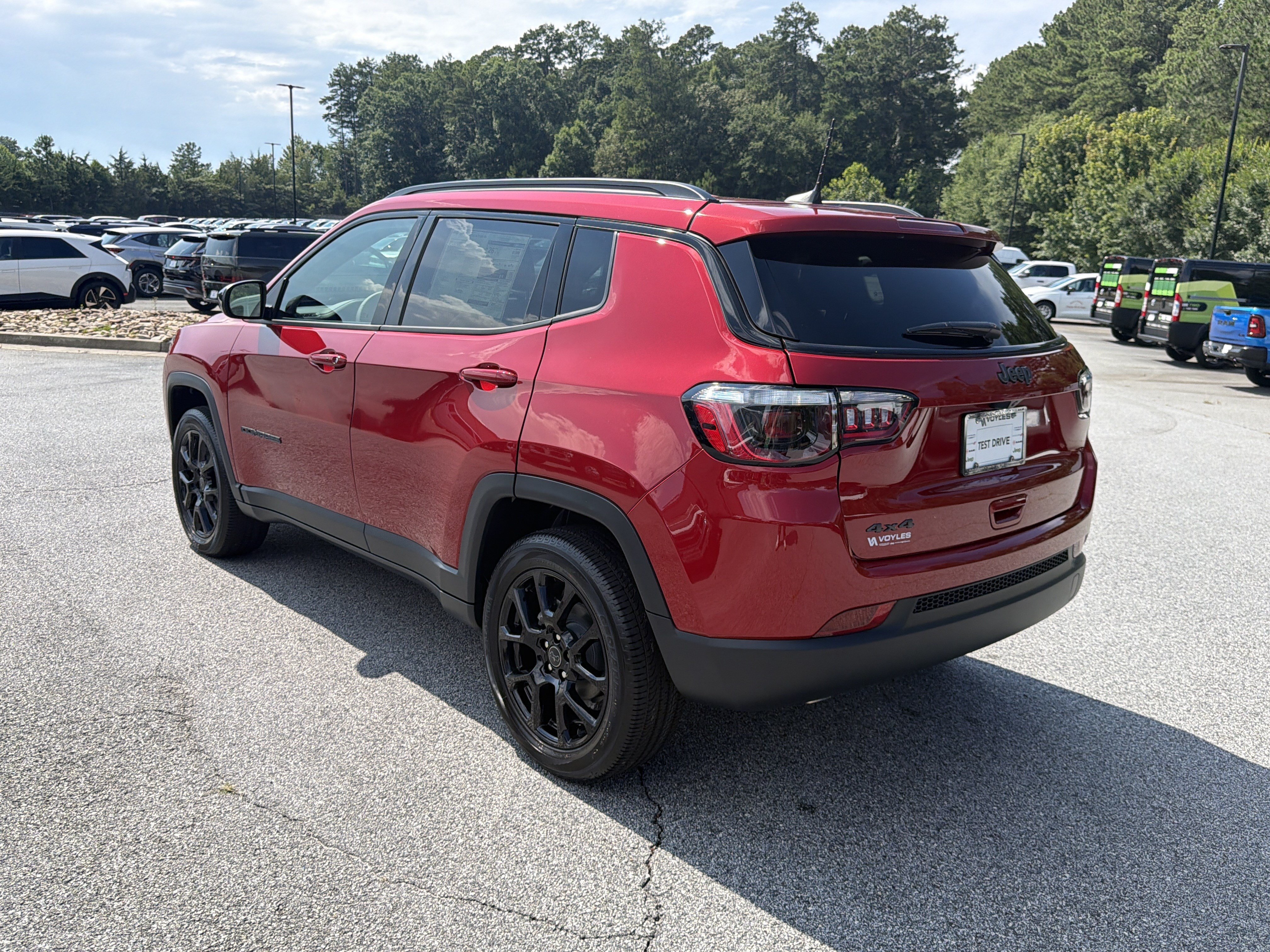 New 2026 Red Hot Pearl-Coat Exterior Paint Jeep Latitude image 6
