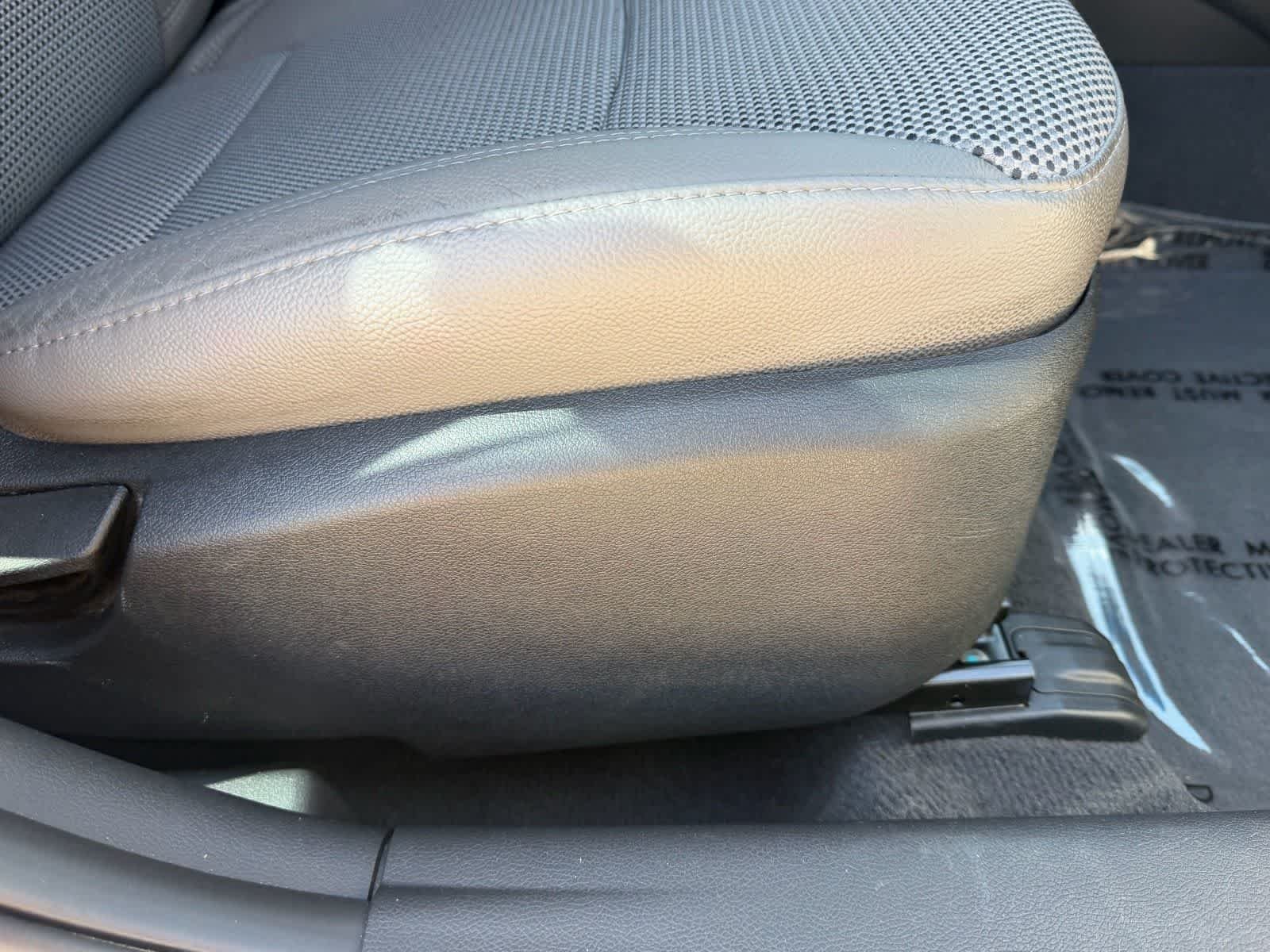 Used 2011 Radiant Silver Metallic Hyundai SE image 14