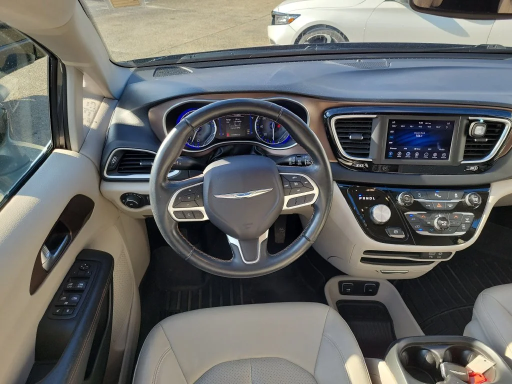 Used 2018 Gray Chrysler Touring L image 11