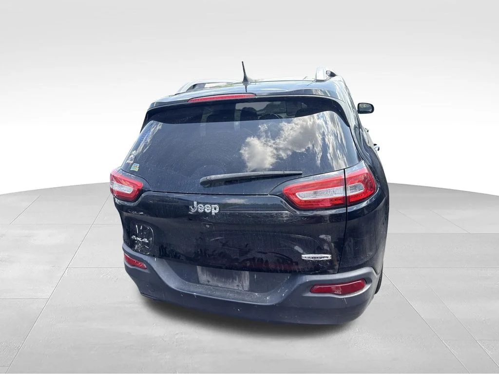 Used 2017 Black Jeep Latitude image 3