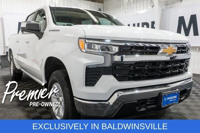 Used 2025 Summit White Chevrolet LT image 4