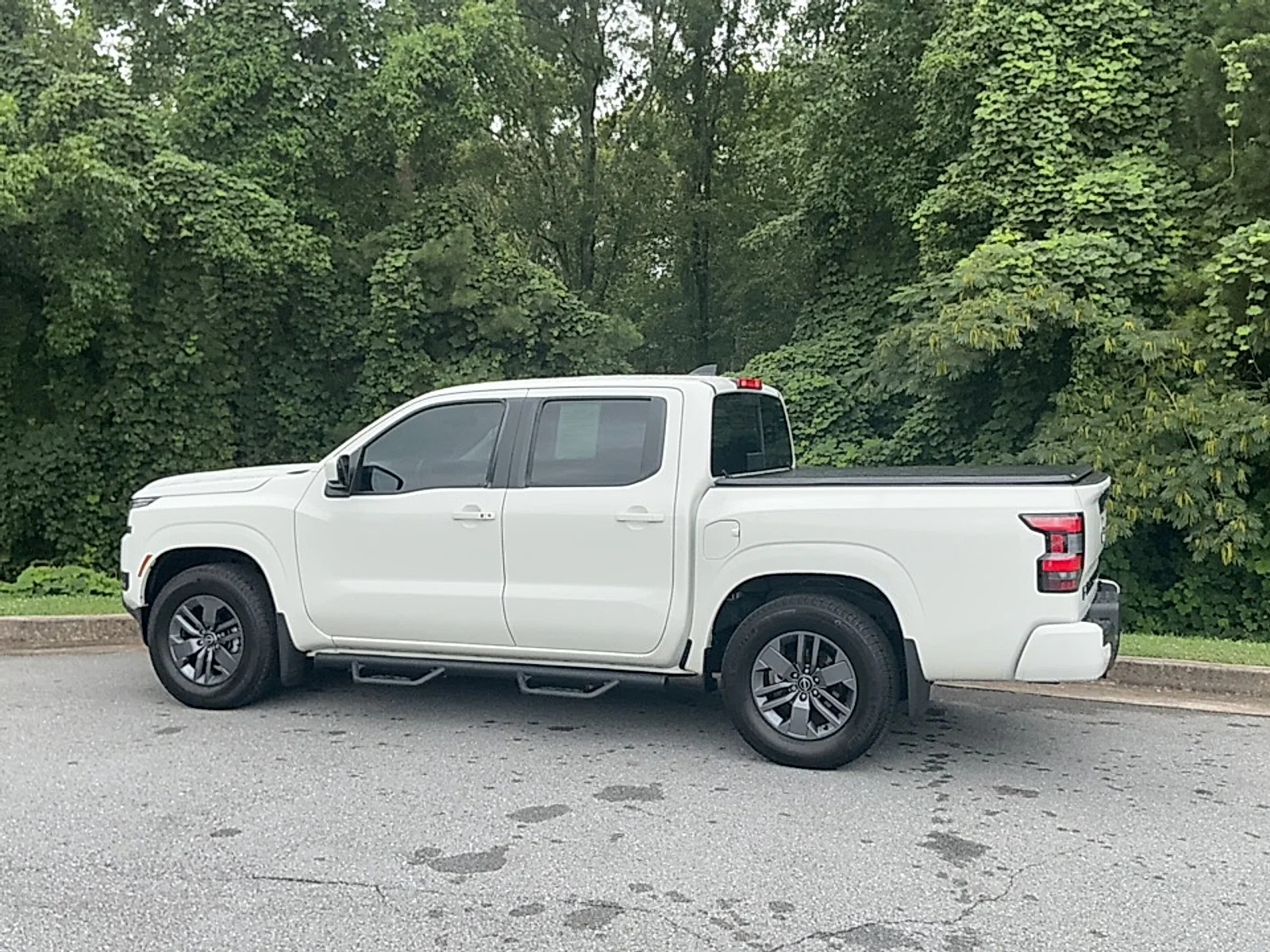 Used 2025  Nissan Crew Cab SV 4x2 image 3