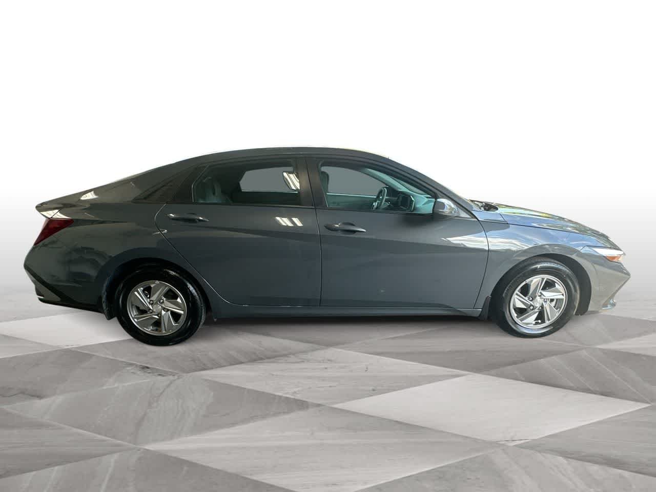 2025 Hyundai Elantra SE - Photo 9