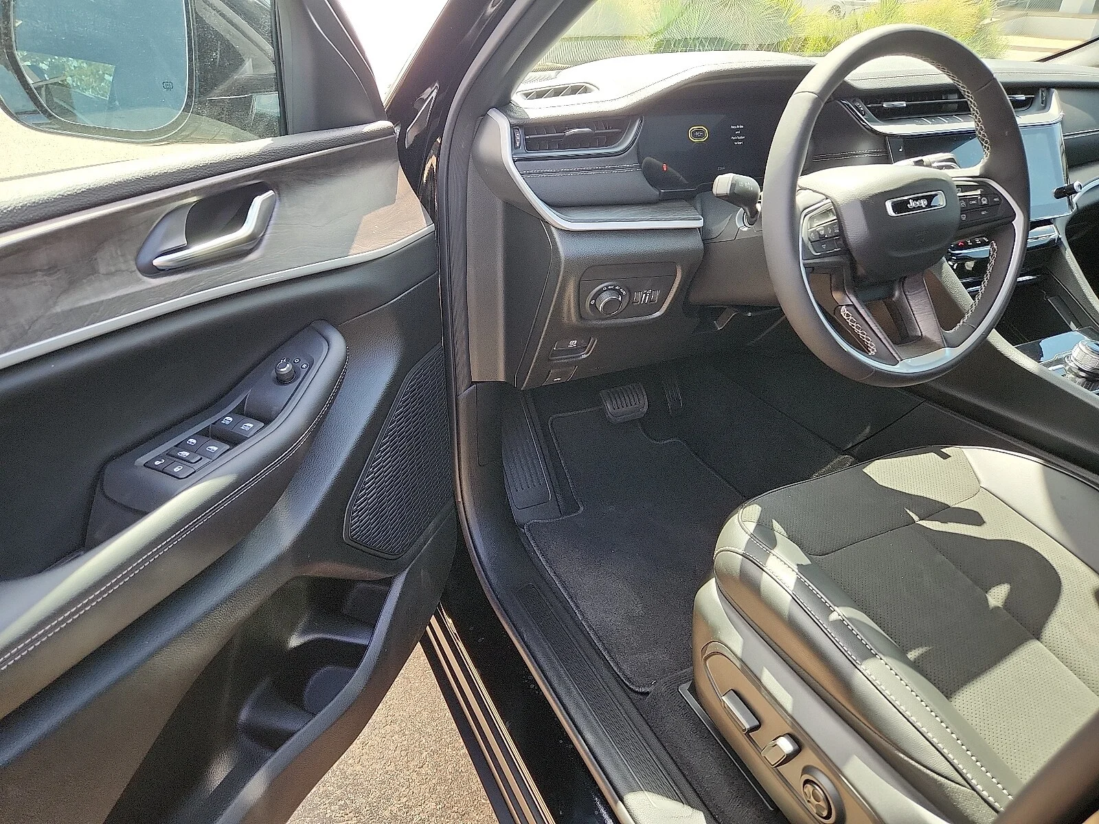 New 2027 High-Gloss Black Paint Jeep LAREDO ALTITUDE 4X4 image 11