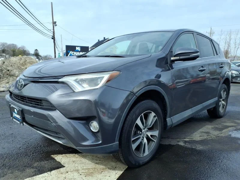 Used 2018 Gray Toyota XLE Sport Utility 4D image 7