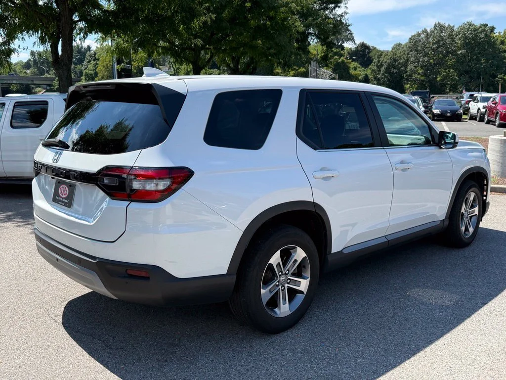Used 2023 White Honda EX-L image 10