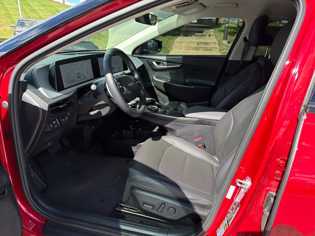 Used 2024 Red Kia Wind image 11