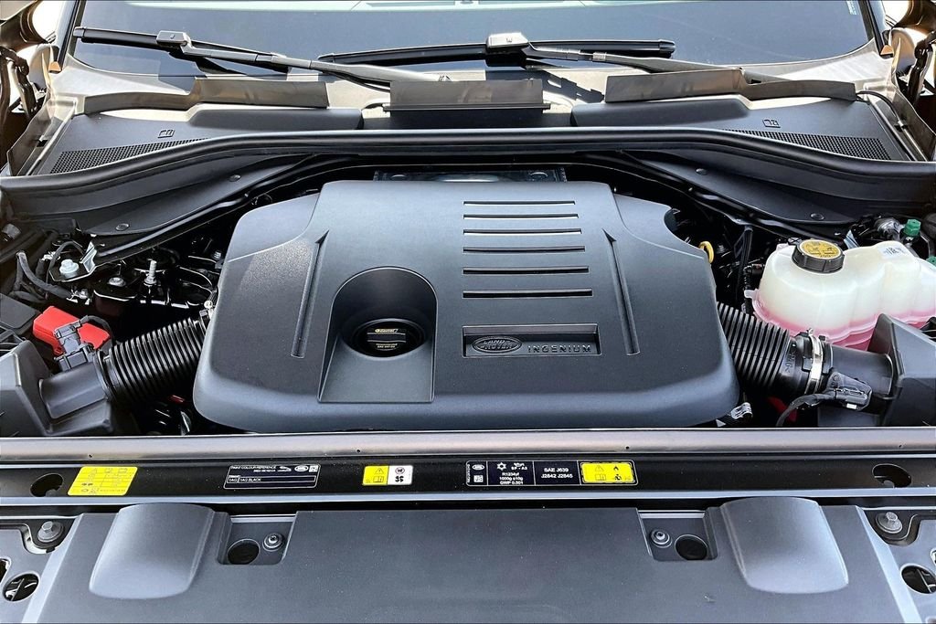 New 2026 Santorini Black Metallic Land Rover Dynamic SE image 11