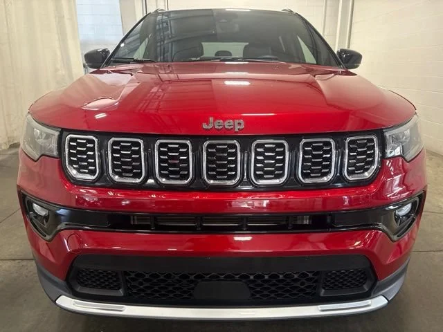 Used 2024  Jeep Limited image 2