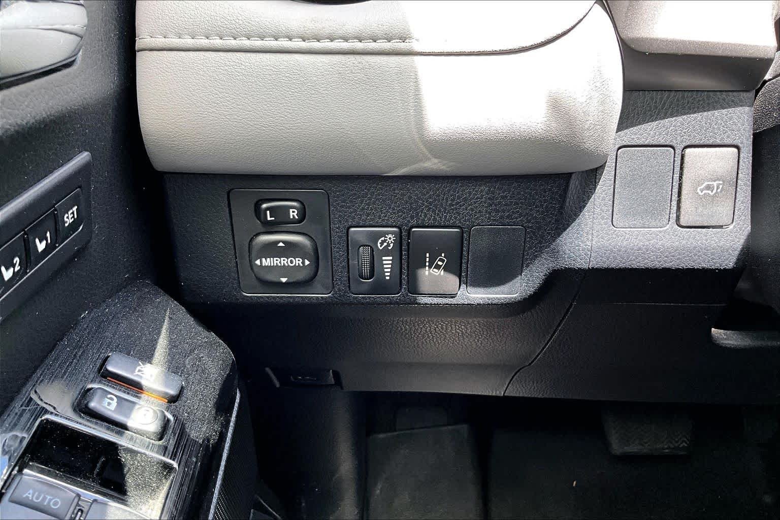 Used 2018 Galactic Aqua Mica Toyota Limited image 34