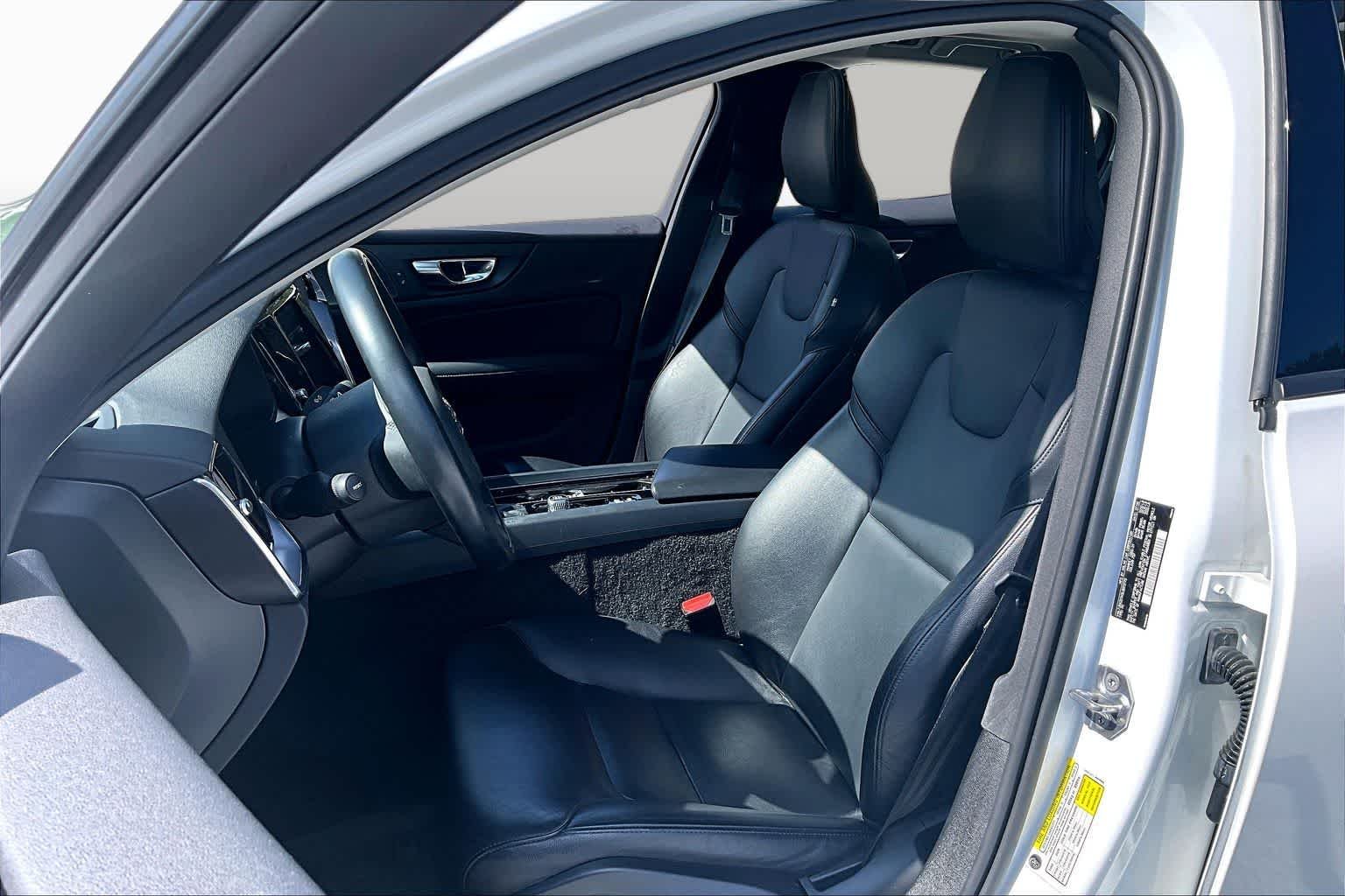 Used 2020 Crystal White Pearl Metallic Volvo Momentum image 8
