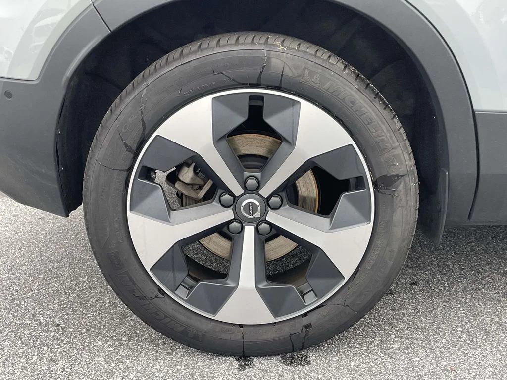 Certified Used 2025 Vapour Grey Volvo Plus image 31
