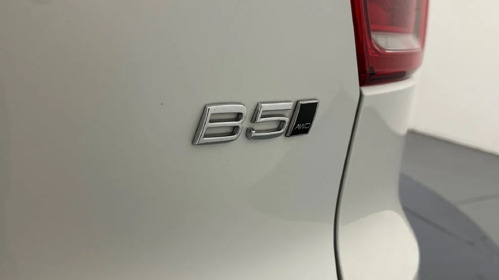 Used 2025 White Volvo B5 Core image 21