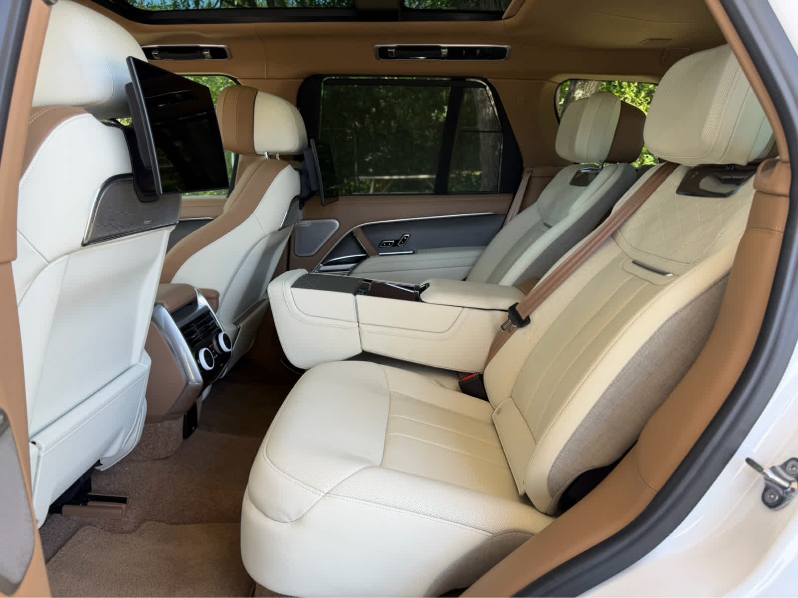 Certified Used 2024 Ostuni Pearl White Metallic Land Rover SV image 17