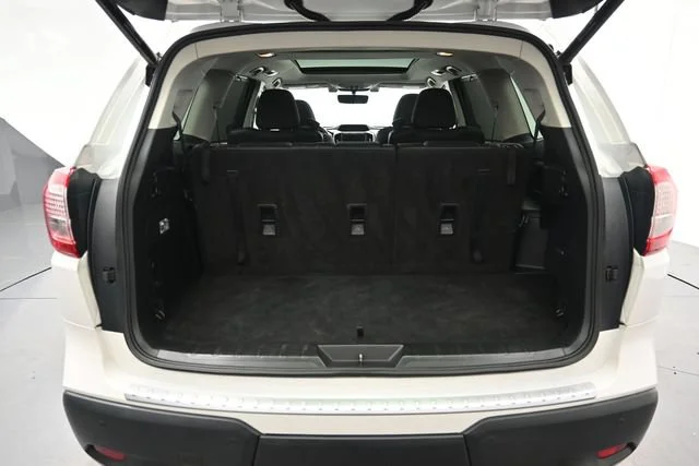 Used 2019 Crystal White Pea Subaru Limited image 24